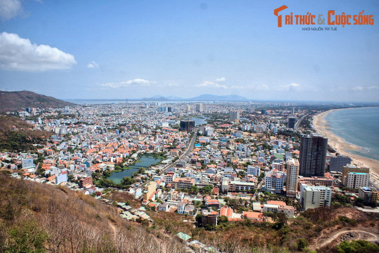 Từ tượng Chúa Kitô Vua nhìn về trung tâm thành phố.