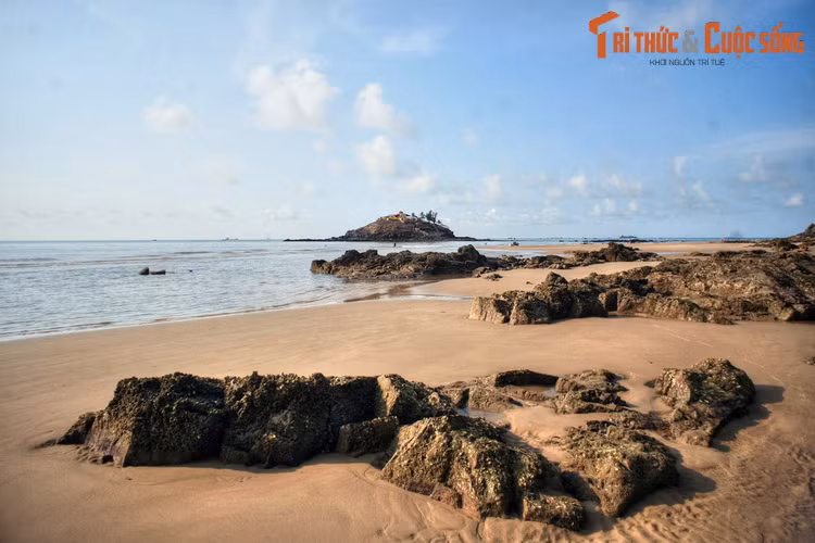 Bãi đá gần Hòn Bà, hòn đảo nhỏ có ngôi miếu cổ thờ Thủy Long thần nữ.