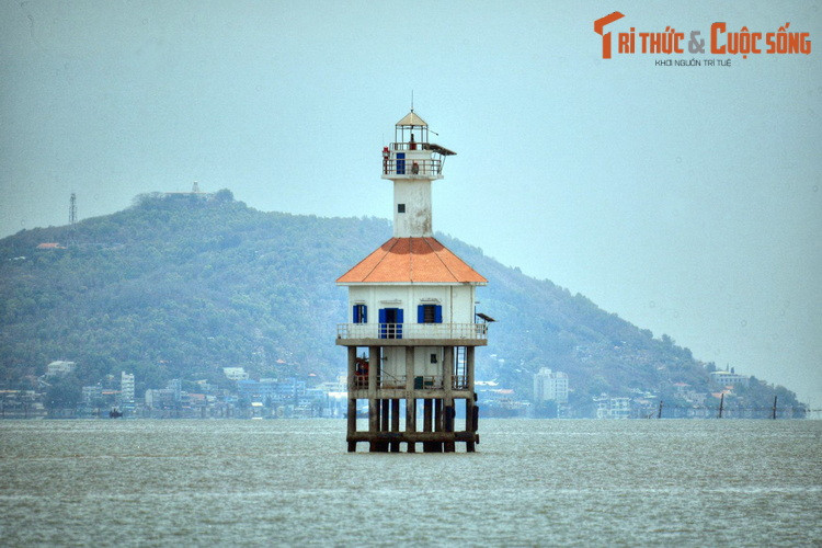 Hải đăng Bóng Trắng, một công trình kiến trúc độc đáo nằm ở cửa vịnh Gành Rái, ngoài khơi Vũng Tàu.