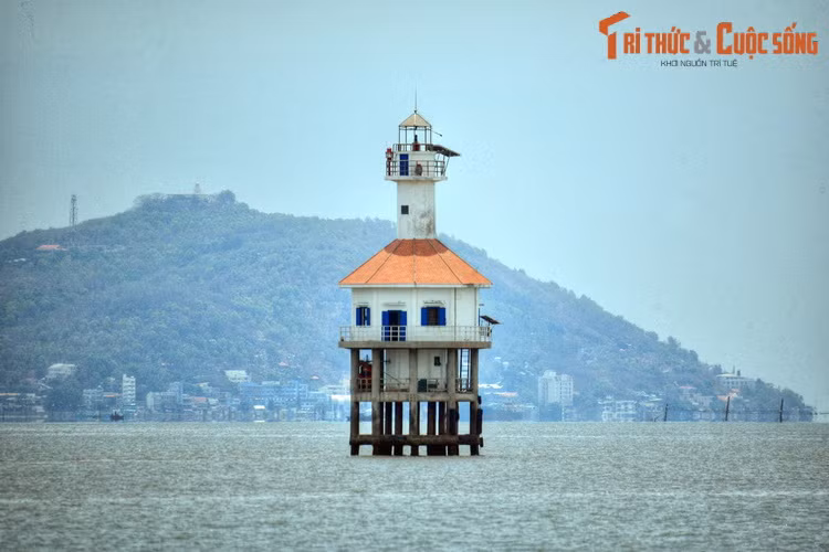 Hải đăng Bóng Trắng, một công trình kiến trúc độc đáo nằm ở cửa vịnh Gành Rái, ngoài khơi Vũng Tàu.