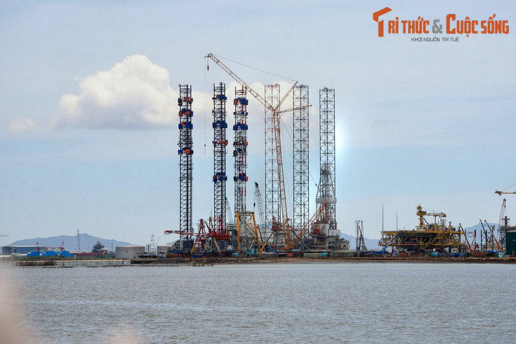 Giàn khoan dầu khí đang hình thành bên bờ biển Vũng Tàu.