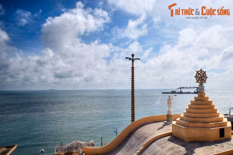 Khung cảnh "trời yên, bể lặng" nhìn từ Niết Bàn Tịnh Xá, công trình kiến trúc Phật giáo nằm trên sườn núi Nhỏ Vũng Tàu.