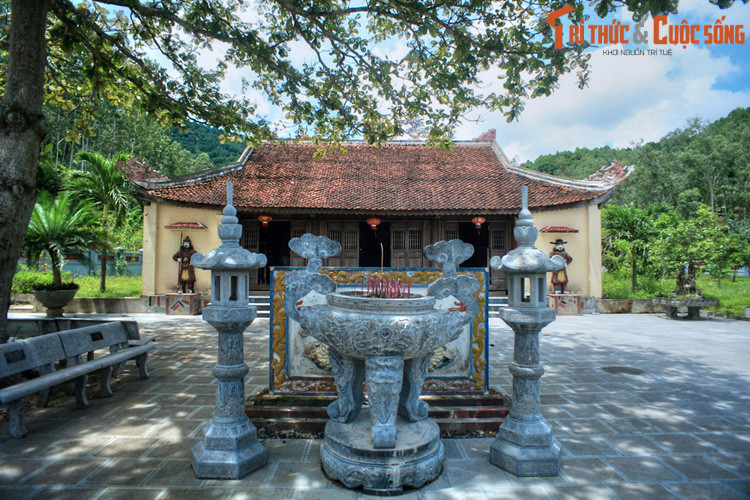 Ngày nay, đền thờ và lăng mộ vua Mai nằm ở huyện Nam Đàn, cách bờ sông Lam không xa, là địa điểm tâm linh nổi tiếng linh thiêng của xứ Nghệ. Tương truyền, khu đền nằm ở vị trí trung tâm của thành Vạn An xưa.