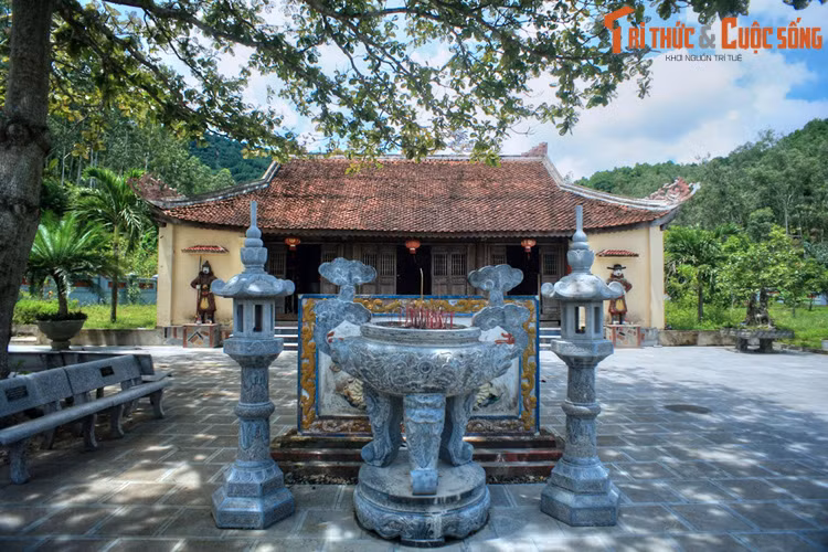 Ngày nay, đền thờ và lăng mộ vua Mai nằm ở huyện Nam Đàn, cách bờ sông Lam không xa, là địa điểm tâm linh nổi tiếng linh thiêng của xứ Nghệ. Tương truyền, khu đền nằm ở vị trí trung tâm của thành Vạn An xưa.