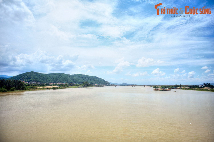 Suốt chiều dài của lịch sử đấu tranh dựng nước và giữ nước của dân tộc Việt Nam, nước dòng sông Lam đã nhiều lần hòa quyện với nước mắt, mồ hôi và máu của các bậc tiền nhân.