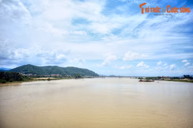 Suốt chiều dài của lịch sử đấu tranh dựng nước và giữ nước của dân tộc Việt Nam, nước dòng sông Lam đã nhiều lần hòa quyện với nước mắt, mồ hôi và máu của các bậc tiền nhân.