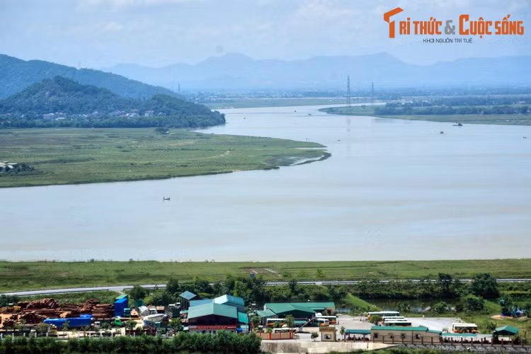 Khi các cuộc chiến đã khép lại, dòng sông Lam trở thành biểu tượng cho cuộc sống bình yên. Lặng nhìn dòng chảy dạt dào của dòng sông, có thể cảm nhận tâm tình của người xứ Nghệ được gửi vào câu ví dặm: “Bao giờ Hồng Lĩnh hết cây, Sông Lam hết nước thì đó với đây mới hết tình...”.