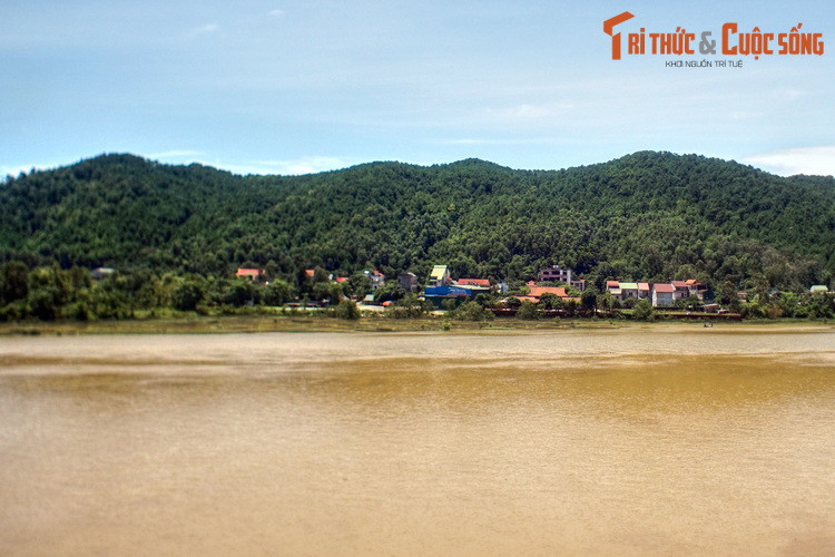 Đầu thế kỷ 8, vùng rừng núi rậm rạp nằm cạnh sông Lam là nơi Mai Thúc Loan xây dựng căn cứ chống giặc Tùy. Dọc bờ sông Lam, nghĩa quân đắp một chiến lũy dài hơn nghìn mét, đó là thành Vạn An nổi tiếng sử sách.