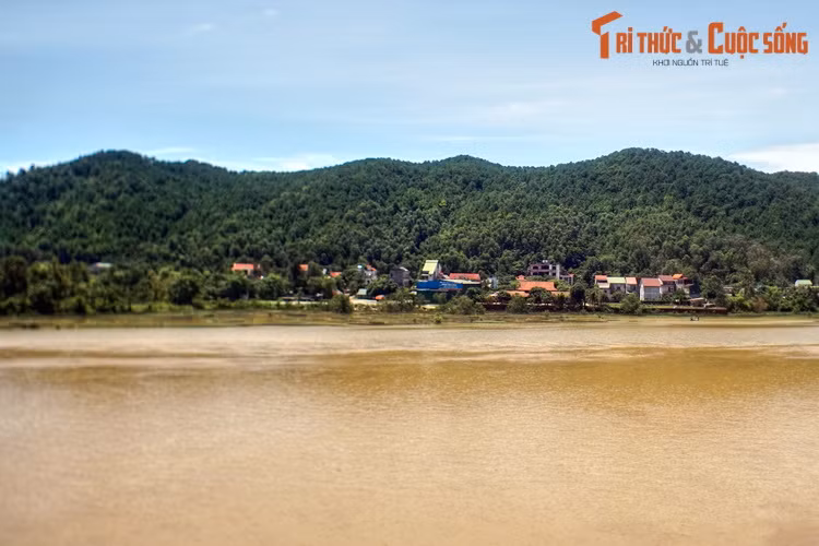 Đầu thế kỷ 8, vùng rừng núi rậm rạp nằm cạnh sông Lam là nơi Mai Thúc Loan xây dựng căn cứ chống giặc Tùy. Dọc bờ sông Lam, nghĩa quân đắp một chiến lũy dài hơn nghìn mét, đó là thành Vạn An nổi tiếng sử sách.