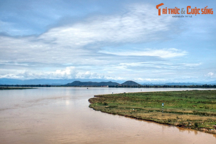 Đầu thế kỷ 15, nước sông Lam lại nổi sóng. Tại thành Trà Lân, một căn cứ bên bờ sông Lam ở Con Cuông, Bình Định Vương Lê Lợi đã lãnh đạo nghĩa quân Lam Sơn đánh quân Minh một trận “trúc chẻ tro bay”, mở ra bước ngoặt lớn trong sự nghiệp bình Ngô.