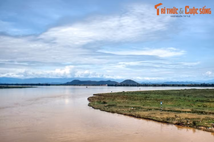 Đầu thế kỷ 15, nước sông Lam lại nổi sóng. Tại thành Trà Lân, một căn cứ bên bờ sông Lam ở Con Cuông, Bình Định Vương Lê Lợi đã lãnh đạo nghĩa quân Lam Sơn đánh quân Minh một trận “trúc chẻ tro bay”, mở ra bước ngoặt lớn trong sự nghiệp bình Ngô.