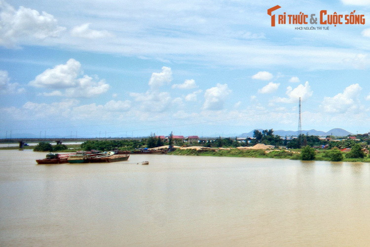 Những hiện vật thuộc nền văn hóa Phùng Nguyên được phát hiện tại Đồi Dền, di chỉ khảo cổ học bên bờ sông Lam ở huyện Tượng Dương Đồi cho thấy cách đây hơn 4 thiên niên kỷ, đôi bờ dòng sông xứ Nghệ đã trở thành nơi cư trú và sản xuất của người Việt cổ.