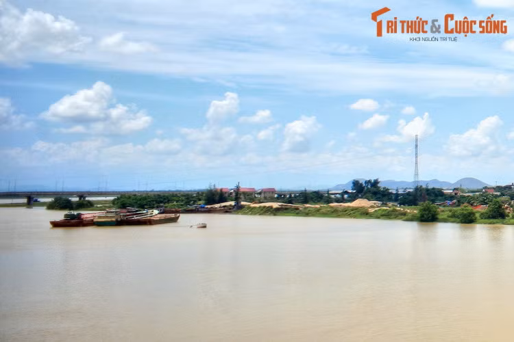 Những hiện vật thuộc nền văn hóa Phùng Nguyên được phát hiện tại Đồi Dền, di chỉ khảo cổ học bên bờ sông Lam ở huyện Tượng Dương Đồi cho thấy cách đây hơn 4 thiên niên kỷ, đôi bờ dòng sông xứ Nghệ đã trở thành nơi cư trú và sản xuất của người Việt cổ.