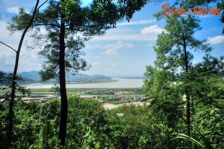 Sông Lam xưa còn được gọi là sông Ngàn Cả hay sông Cả. Từ “Cả” vừa hàm nghĩa là "lớn", vừa có hàm nghĩa là "mẹ", vì đây là sông mẹ của những con sông nhỏ như Nậm Nơn, Nậm Mộ, sông Giăng, và sông La. Còn tên "Lam" có lẽ do màu nước xanh của dòng sông.