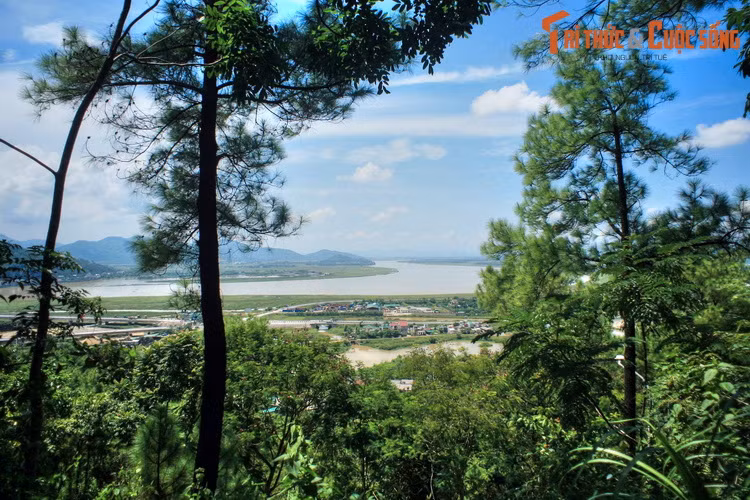 Sông Lam xưa còn được gọi là sông Ngàn Cả hay sông Cả. Từ “Cả” vừa hàm nghĩa là "lớn", vừa có hàm nghĩa là "mẹ", vì đây là sông mẹ của những con sông nhỏ như Nậm Nơn, Nậm Mộ, sông Giăng, và sông La. Còn tên "Lam" có lẽ do màu nước xanh của dòng sông.