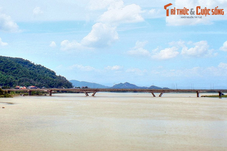 Trong kháng cuộc chiến chống Mỹ cứu nước, các địa danh gắn với sông Lam như Đò Rộ, Ba ra Nam Đàn, cầu bến Thủy... là trọng điểm đánh phá của giặc. Như dòng nước không thể nào ngăn chặn, quận và dân ta đã kiên cường chống lại kẻ thù trên từng trận địa.