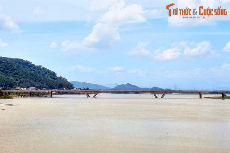 Trong kháng cuộc chiến chống Mỹ cứu nước, các địa danh gắn với sông Lam như Đò Rộ, Ba ra Nam Đàn, cầu bến Thủy... là trọng điểm đánh phá của giặc. Như dòng nước không thể nào ngăn chặn, quận và dân ta đã kiên cường chống lại kẻ thù trên từng trận địa.