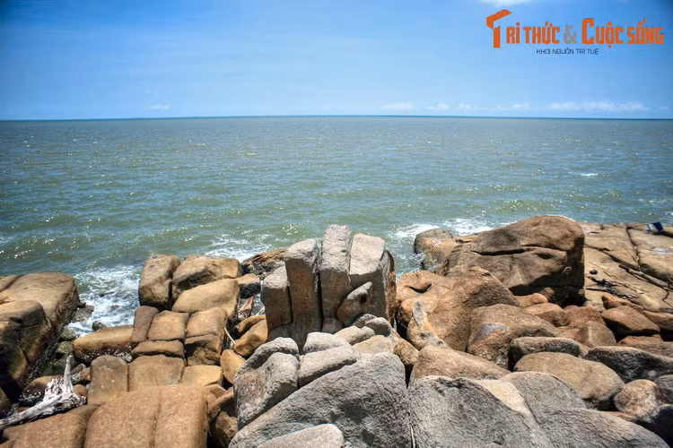 Hòn đá có hình tay Phật ở thắng cảnh Hòn Đá Bạc ( xã Khánh Bình Tây, huyện Trần Văn Thời, tỉnh Cà Mau), một địa danh du lịch nổi tiếng của mảnh đất cực Nam đất nước.