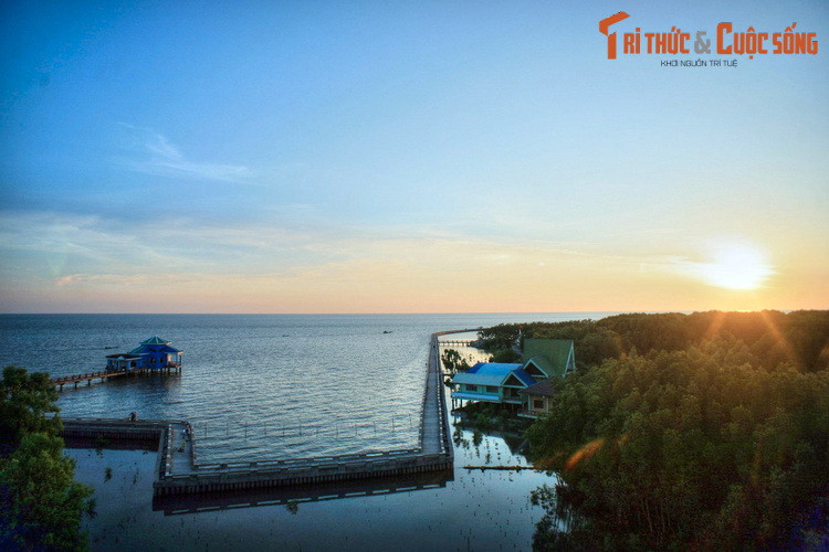 Hoàng hôn ở mũi Cà Mau (ấp Mũi, xã Đất Mũi, huyện Ngọc Hiển, tỉnh Cà Mau), mũi đất địa đầu cực Nam của Việt Nam.