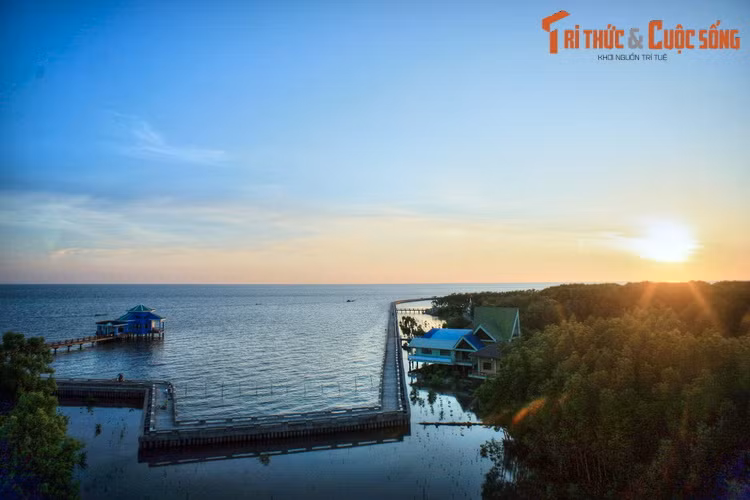 Hoàng hôn ở mũi Cà Mau (ấp Mũi, xã Đất Mũi, huyện Ngọc Hiển, tỉnh Cà Mau), mũi đất địa đầu cực Nam của Việt Nam.