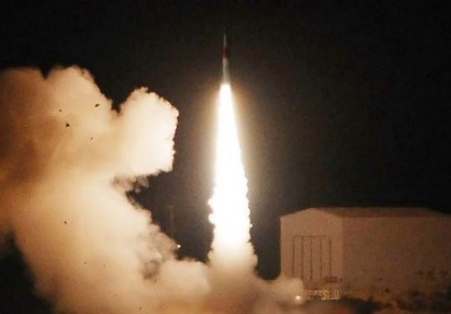 Hệ thống tên lửa đạn đạo Jericho của Israel bắt đầu phát triển từ năm 1963 theo hợp đồng hợp tác với hãng chế tạo Pháp Dassault. Nền tảng của hệ thống này là các tên lửa đạn đạo sử dụng nhiên liệu rắn đặt trên xe phóng di động có khả năng cơ động cao.