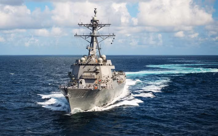 Để cận chiến, tàu lớp Arleigh Burke được trang bị một hải pháo Mark 45 cỡ nòng 127 mm phía mũi với tầm bắn 21 km và cơ số đạn 600 viên.