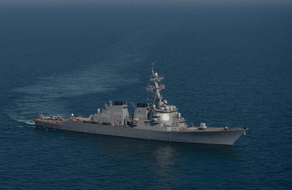 Lớp Arleigh Burke được chia thành nhiều phiên bản (Flight). 21 tàu đầu tiên từ DDG-51 tới DDG-71 được xếp vào Flight I, 7 chiếc tiếp theo (DDG-72 tới DDG-78) thuộc Flight II.