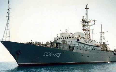 " Tàu do thám của Nga Viktor Leonov xuất hiện ngoài khơi bờ biển Nam Carolina và Florida trong vài ngày qua. Con tàu có hành động thiếu an toàn khi không sử dụng đèn tín hiệu trong thời tiết xấu, không hồi đáp tín hiệu liên lạc từ các tàu thương mại gần đó và di chuyển thất thường", một quan chức Mỹ giấu tên hôm qua cho biết.