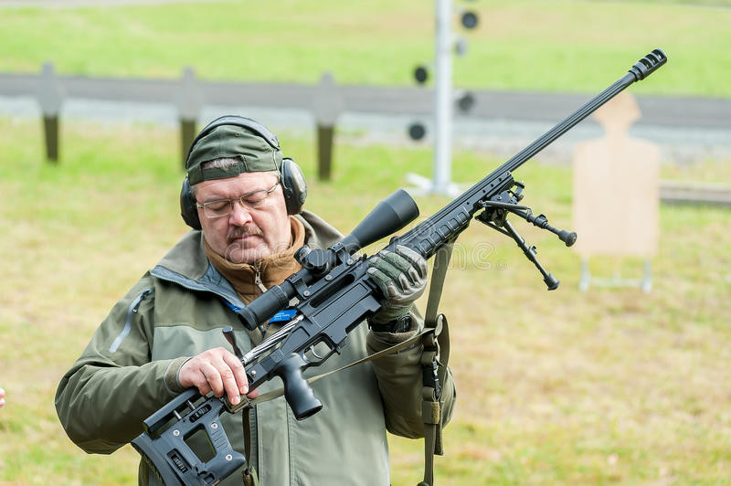 Súng có thể được làm thích hợp với người thuận tay phải hoặc tay trái tùy theo yêu cầu. Báng súng có thể điều chỉnh chiều dài và chiều cao để phù hợp với xạ thủ.