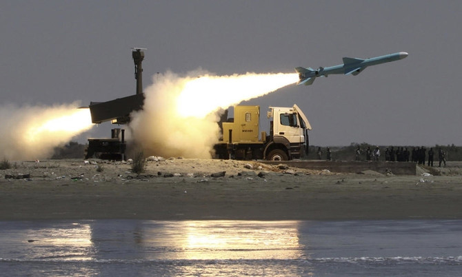 Xác suất tiêu diệt mục tiêu, kể cả khi có đối kháng mạnh của đối phương, đạt 75%. Do Noor có bề mặt tán xạ hiệu dụng nhỏ, độ cao bay thấp và hệ thống chế áp nhiễu nên rất khó đánh chặn tên lửa. Độ cao bay giai đoạn hành trình là 20-30 m, ở giai đoạn bay cuối tên lửa hạ xuống độ cao 5-7 m.