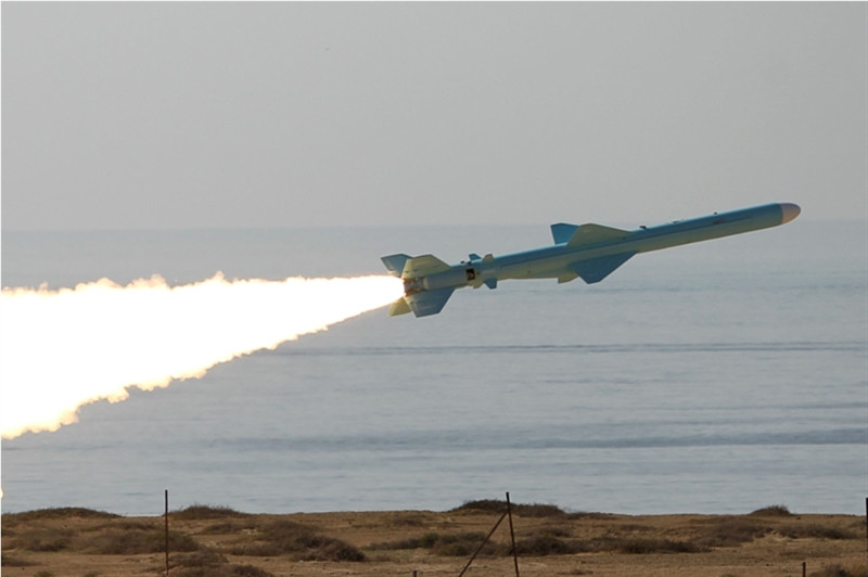 Được biết, ngoài trang bị trên hạm, Noor còn có biến thể bờ biển sử dụng khung gầm xe tải, một bệ phóng mang 3 container có mặt cắt hình chữ nhật đặt trên một bệ nâng. Mỗi đại đội được biên chế 4 bệ phóng, 1 đài radar và 1 xe bảo đảm. Hiện lực lượng tên lửa bờ Syria ngoài những hệ thống Bastion của Nga cũng đang có sự phục vụ của tên lửa Noor tạo thành lưới lửa phòng thủ bờ rất mạnh có thể giúp ngăn chăn mọi cuộc xâm nhập từ đường biển.