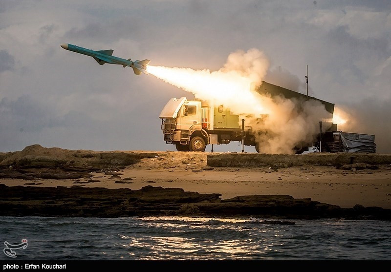 Noor có thiết kế khí động thông thường với cánh tam giác kiểu chữ thập ngắn, cửa hút khí của động cơ bố trí ở mặt dưới thân tên lửa. Tên lửa được lắp đầu tự dẫn radar chủ động đơn xung hoạt động ở dải tần 10-20 GHz.