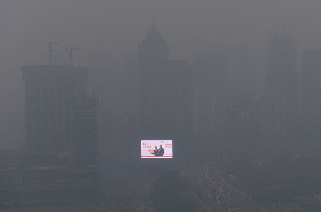 6. Tấm biển quảng cáo đèn led "lạc trôi" trong làn không khí ô nhiễm trầm trọng ở Trung Quốc