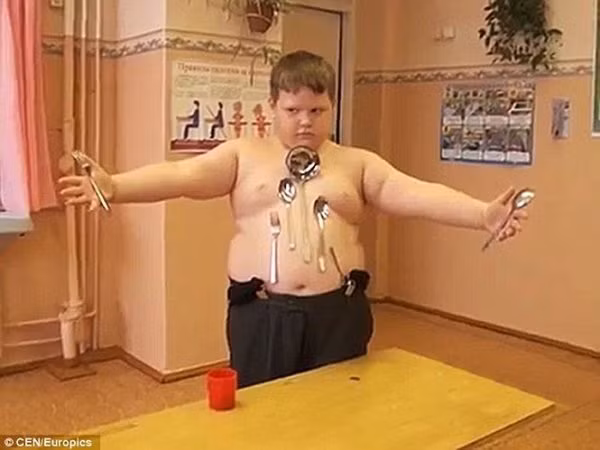 Cậu bé 12 tuổi Nikolai Kryaglyachenko có khả năng hút các đồ vật bằng kim loại. Tất cả bắt đầu sau một lần cậu bé dựa lưng vào cột điện và bị điện giật. Tuy nhiên, cậu bé hoàn toàn không kiểm soát được khả năng của mình.