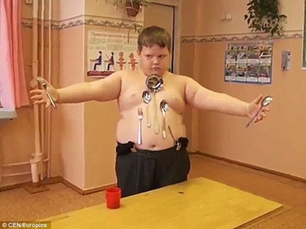 Cậu bé 12 tuổi Nikolai Kryaglyachenko có khả năng hút các đồ vật bằng kim loại. Tất cả bắt đầu sau một lần cậu bé dựa lưng vào cột điện và bị điện giật. Tuy nhiên, cậu bé hoàn toàn không kiểm soát được khả năng của mình.