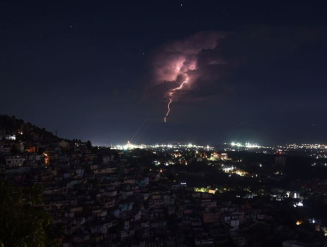 Khoảnh khắc sét đánh phía trên bờ biển Thủ đô Port-au-Prince của Haiti trong cơn bão ngày 12/10/2017.