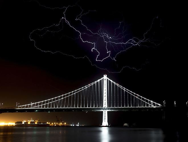 Tia chớp nhì nhằng trên cây cầu Vịnh Oakland ở San Francisco (Mỹ) khi cơn bão quét qua Oakland, bang California vào ngày 11/9/2017