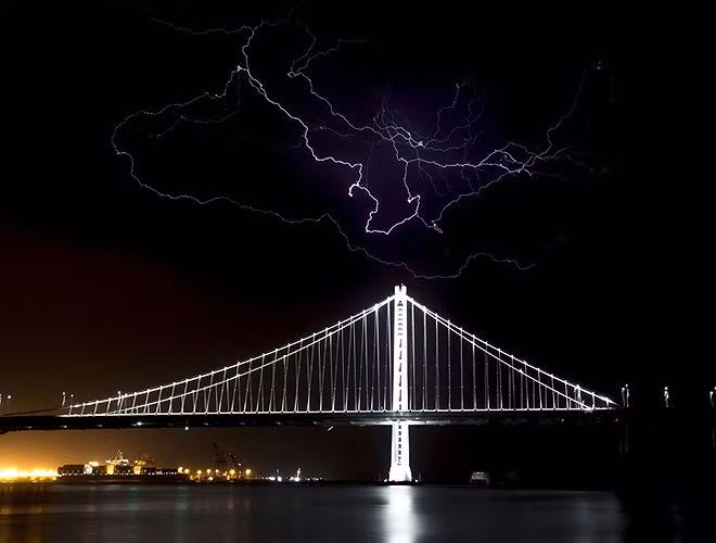 Tia chớp nhì nhằng trên cây cầu Vịnh Oakland ở San Francisco (Mỹ) khi cơn bão quét qua Oakland, bang California vào ngày 11/9/2017