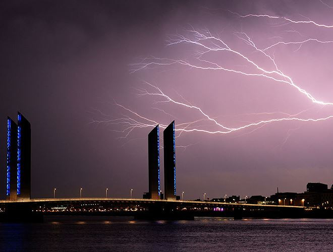 Những tia sét phía trên bảo tàng “La Cite du Vin” ở Bordeaux, tây nam nước Pháp vào ngày 18/7/2017