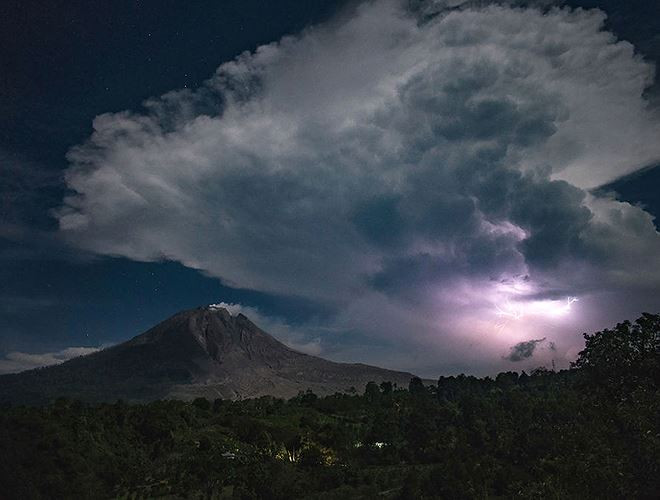 Sét đánh phía trên núi lửa Sinabung ở Karo, Indonesia. Núi lửa này hoạt động trở lại vào năm 2010 và là lần đầu tiên trong vòng 400 năm.