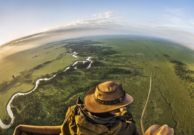 Từ trên khinh khí cầu, người ta sẽ có cơ hội phóng tầm mắt ra phía xa của công viên quốc gia hay vùng đồng bằng bất tận, dõi theo hàng trăm nghìn, thậm chí hàng triệu con vật đang di chuyển phía dưới.