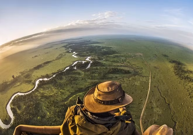 Từ trên khinh khí cầu, người ta sẽ có cơ hội phóng tầm mắt ra phía xa của công viên quốc gia hay vùng đồng bằng bất tận, dõi theo hàng trăm nghìn, thậm chí hàng triệu con vật đang di chuyển phía dưới.