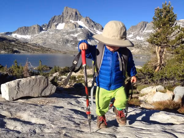  Đứa trẻ phi thường này là Bodhi Bennett, được mệnh danh là cậu bé khỏe mạnh và kiên trì nhất trên thế giới. Cậu bé đã theo bố mẹ đi bộ dọc khắp nước Mỹ từ lúc 5 ngày tuổi. Đến 2 tuổi, cậu bé đã đi được hơn 400.000 km dọc khắp 40 bang khắp nước Mỹ, bao gồm các ngọn núi cao.