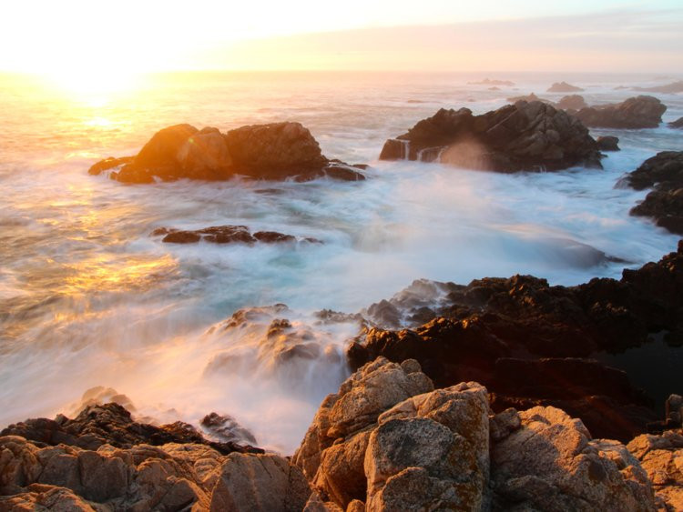 Thủy triều và sóng mạnh có thể gây ra những thảm họa cho con người. Sóng thần cao nhât trong lịch sử được ghi nhận vào năm 1958, khi động đất và lở đất đã gây ra sóng cao hơn 30m.