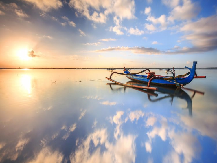Bãi biển Sanur ở Bali, Indonesia. Trái đất là hành tinh duy nhất được phát hiện chứa nước trên bề mặt.