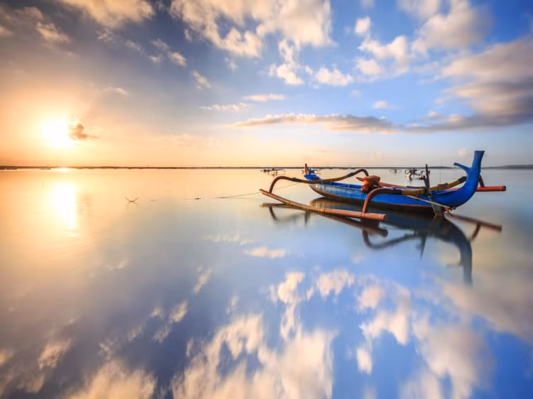 Bãi biển Sanur ở Bali, Indonesia. Trái đất là hành tinh duy nhất được phát hiện chứa nước trên bề mặt.
