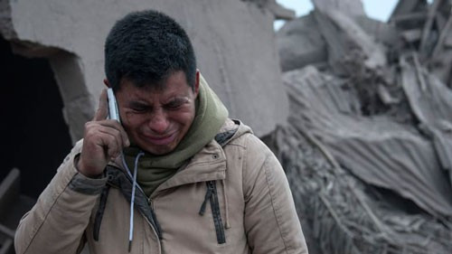 Một người đàn ông không kìm được nước mắt khi nhìn nơi mình ở tan hoang sau cơn thịnh nộ của núi lửa Ảnh: AP