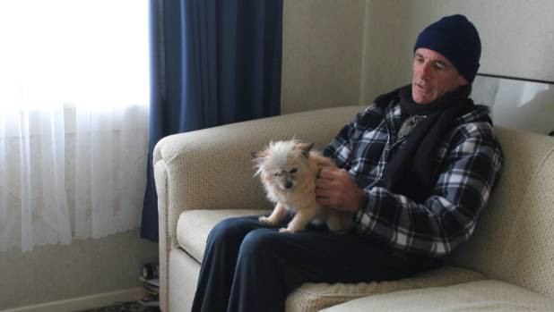 Người đàn ông vướng phải sự cố lạ đời.