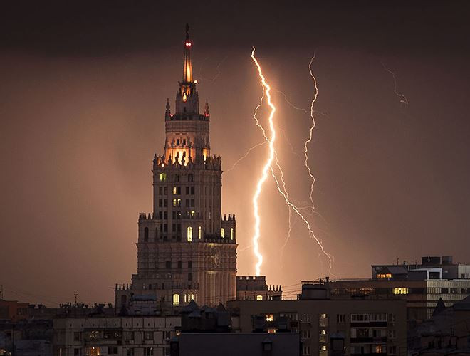 Bức ảnh này chụp ngày 14/8/2017 ghi lại khoảnh khắc sét đánh một tòa nhà chọc trời trong cơn bão ở Matxcơva, Nga