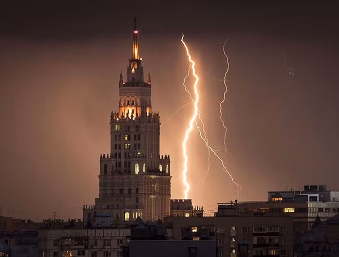 Bức ảnh này chụp ngày 14/8/2017 ghi lại khoảnh khắc sét đánh một tòa nhà chọc trời trong cơn bão ở Matxcơva, Nga